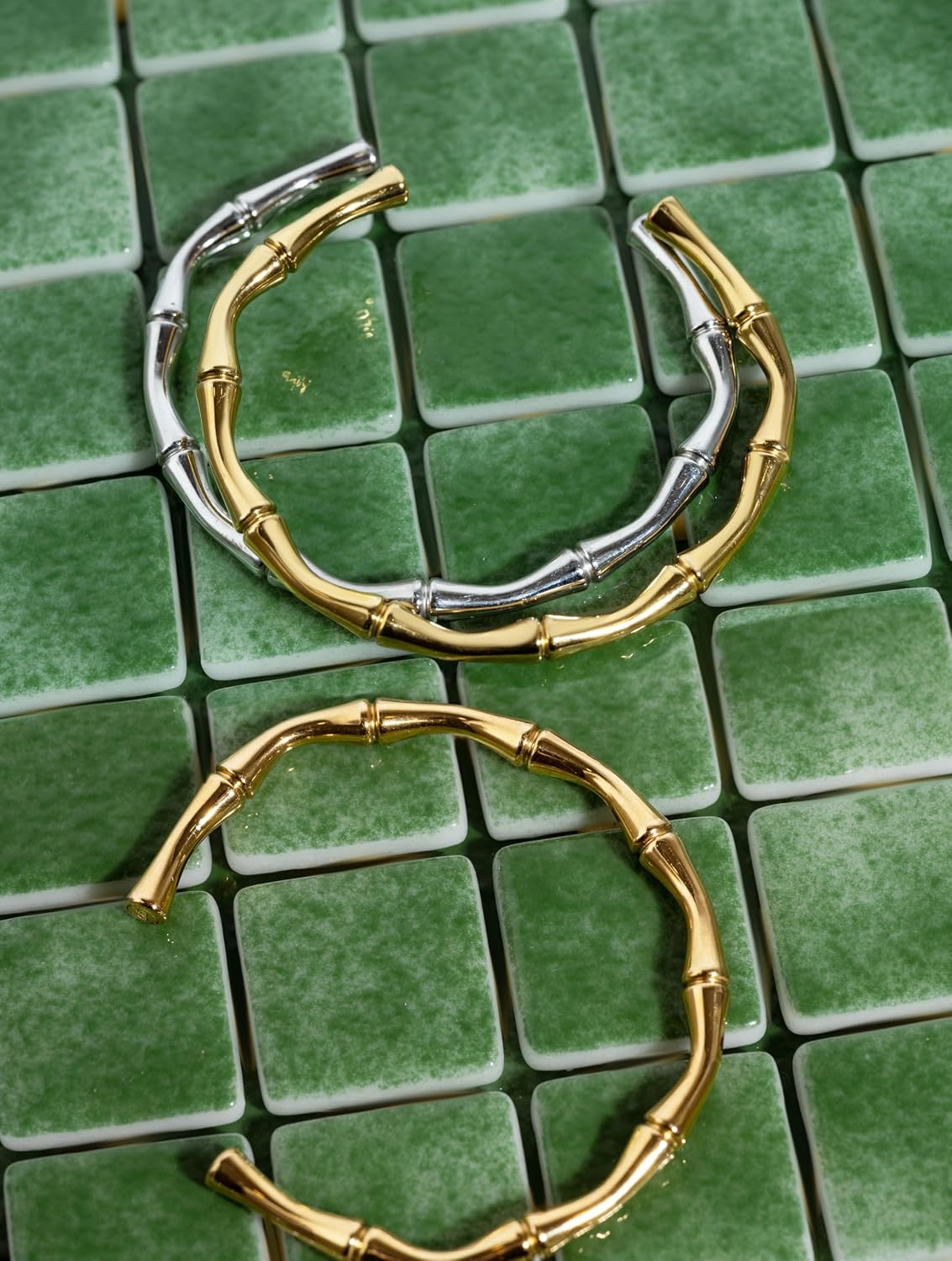 Detalle 2 de SINGULARU Bracciali Sugarcane: bracciale rigido in acciaio placcato oro 18Kt con apertura 3 cm