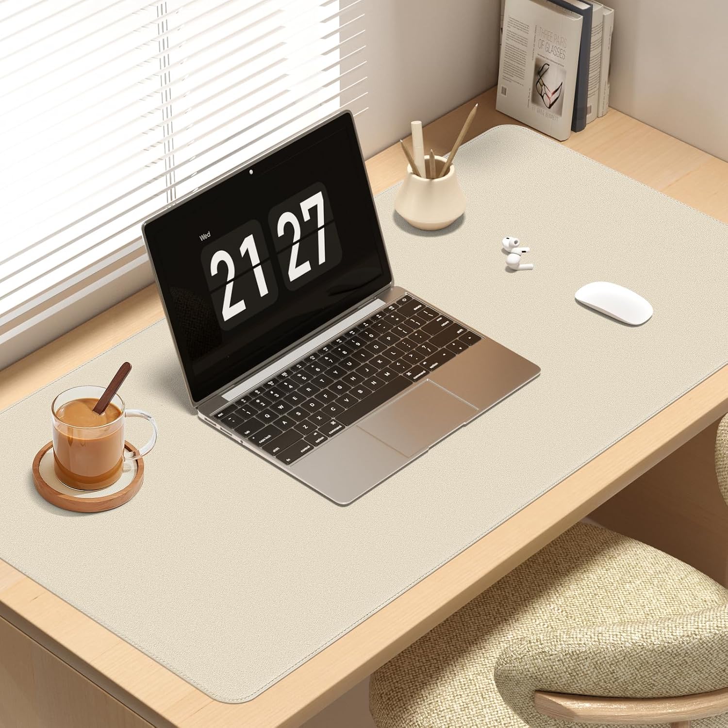 Detalle 2 de Vicwe Schreibtischunterlage aus PU-Leder (120 x 60 cm) – rutschfestes Office-Mauspad für Büro & Zuhause, Beige
