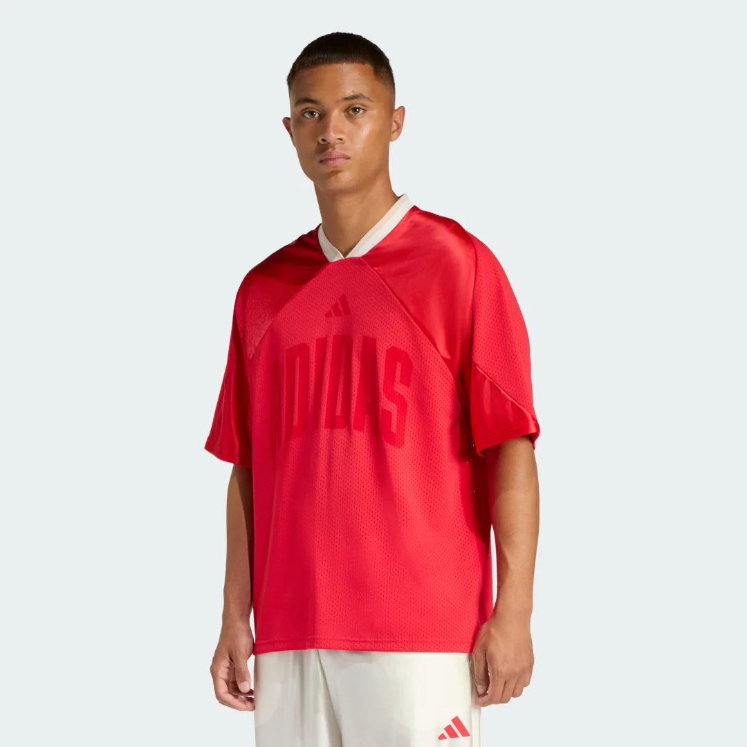 Detalle de Camiseta estampada de malla Stadium de Adidas – Rojo