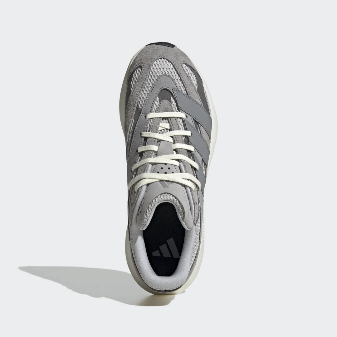 Detalle de Adidas Lightblaze, zapatilla gris de diseño versátil