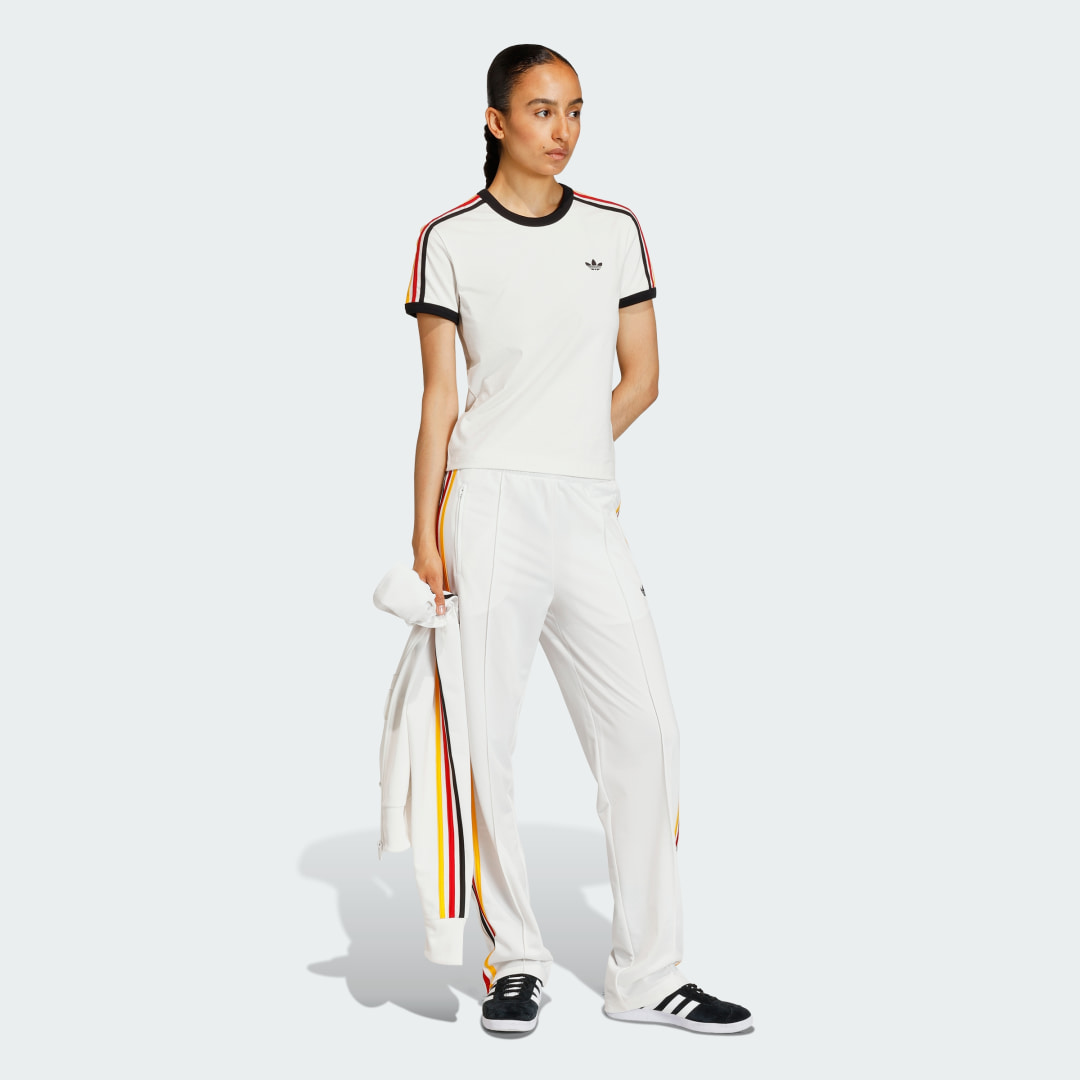 Detalle de Camiseta entallada Adidas con las 3 bandas – color Blanco