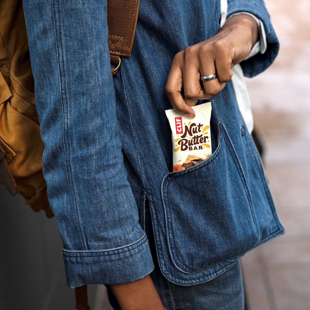 Detalle 2 de CLIF Nut Butter Bar | Snackriegel mit pflanzlichem Protein (7 g) – Chocolate Chip Peanut Butter, 12 x 50 g
