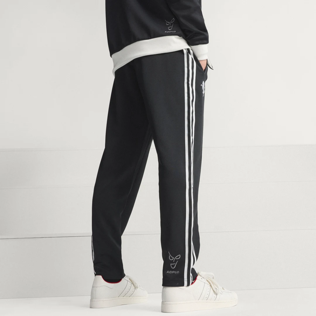 Detalle de Pantalón Juventus FC Originals de Adidas: estilo y comodidad para fans y entrenamiento