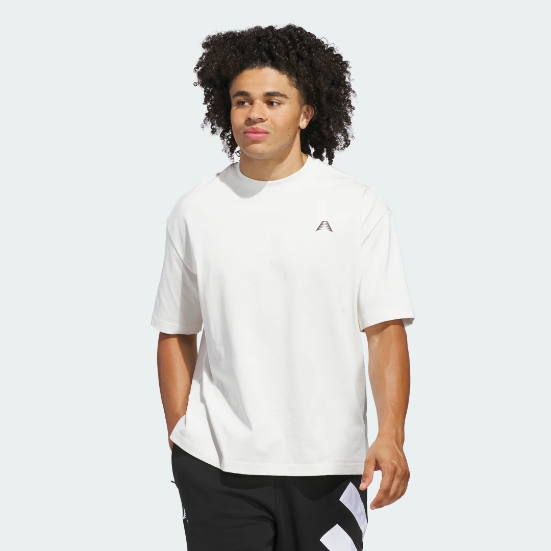 Detalle 2 de Anthony Edwards Tee de Adidas: camiseta blanca para fans y uso diario