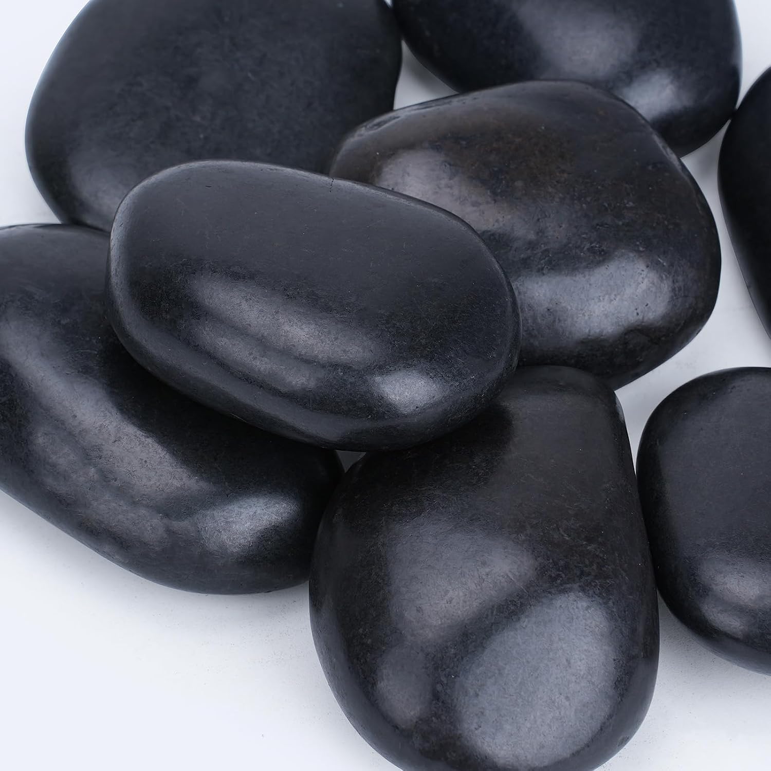 Detalle de Pulovin 3–4 Inch Black Landscape Rocks, Polished Natural Stones for Planters