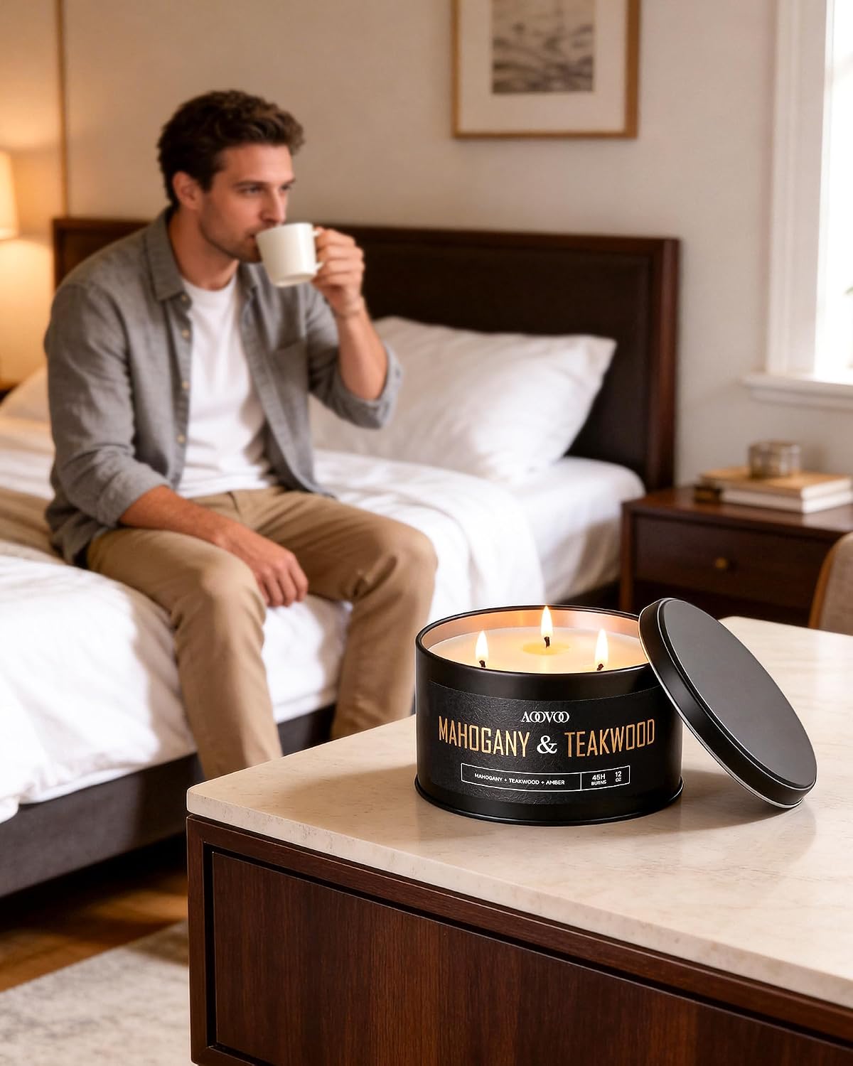Detalle de AOOVOO Mahogany Teakwood 3-Wick Large Soy Candle (12oz) — Rich, Masculine Home Fragrance