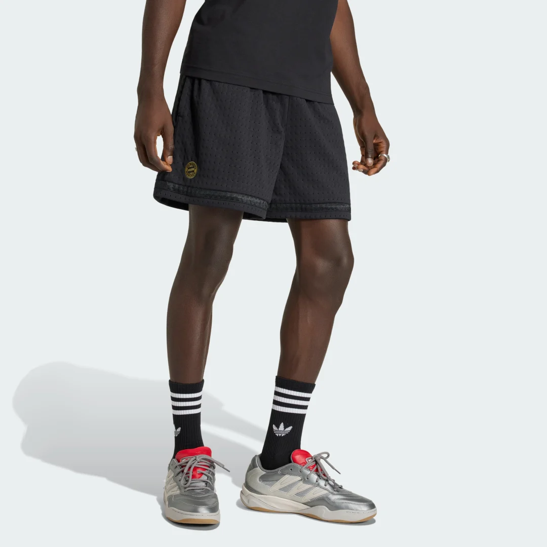 Detalle de Pantalón corto FC Bayern de Adidas: versión negra para fanáticos que buscan comodidad