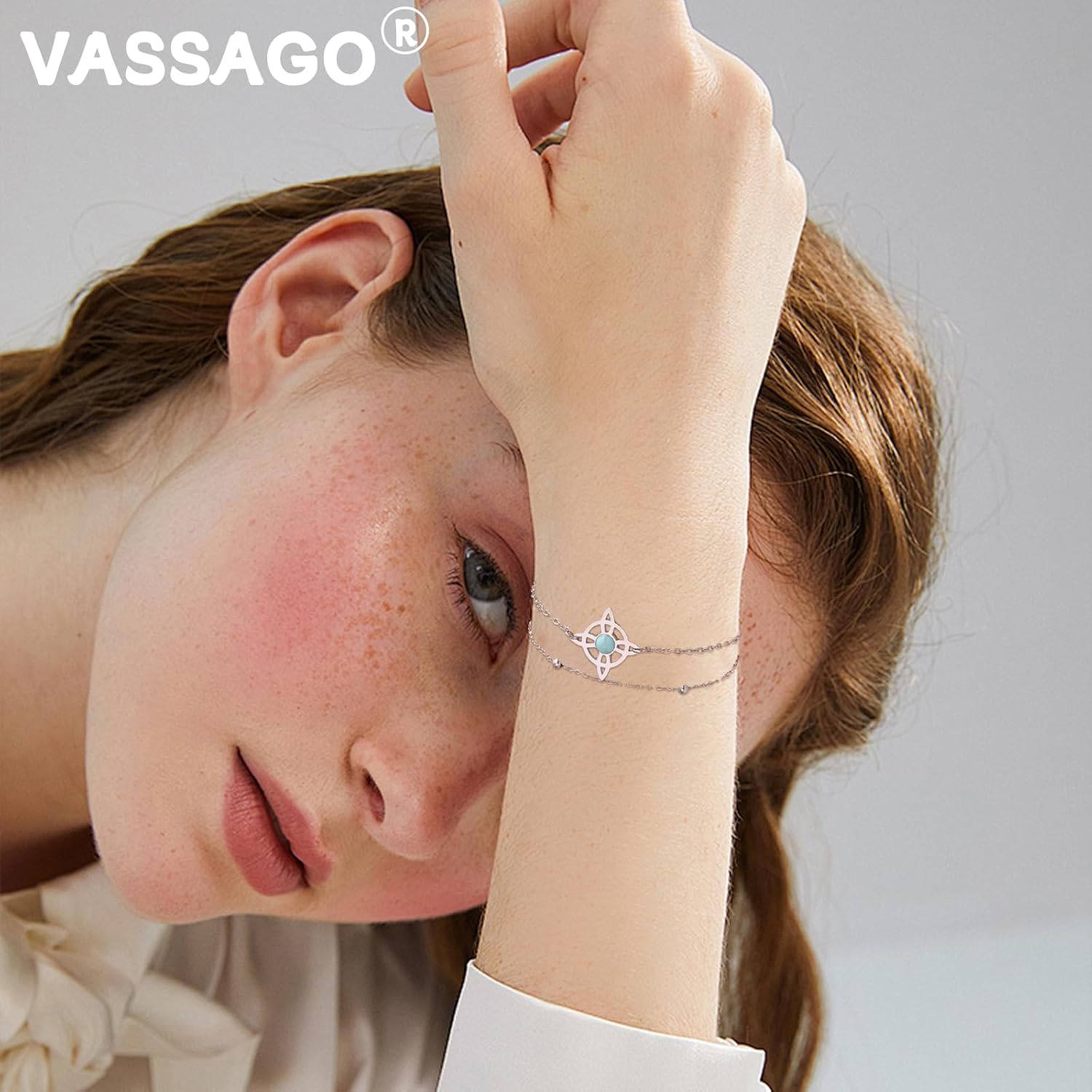 Detalle de VASSAGO Hexen Knoten Armband aus Edelstahl mit blauer Perle – magischer Knoten Charm für Frauen
