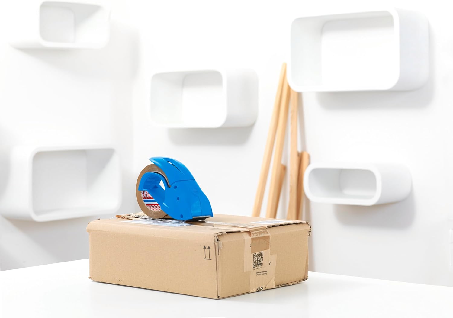 Detalle de tesa tesapack Abroller Pack' n' Go – Ergonomischer, blauer Abroller mit 50 m x 48 mm Klebeband