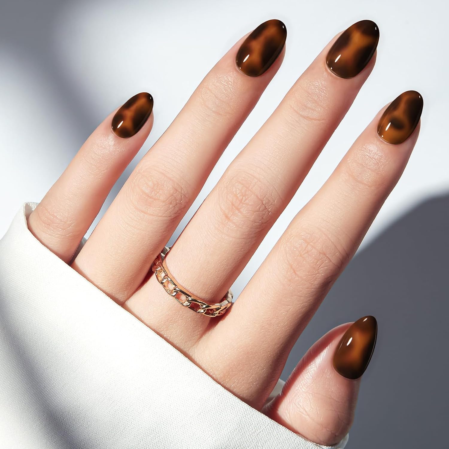 Detalle de modelones Leopard Print Short Press-On Nails, Oval Fall Design, 32-Piece Kit