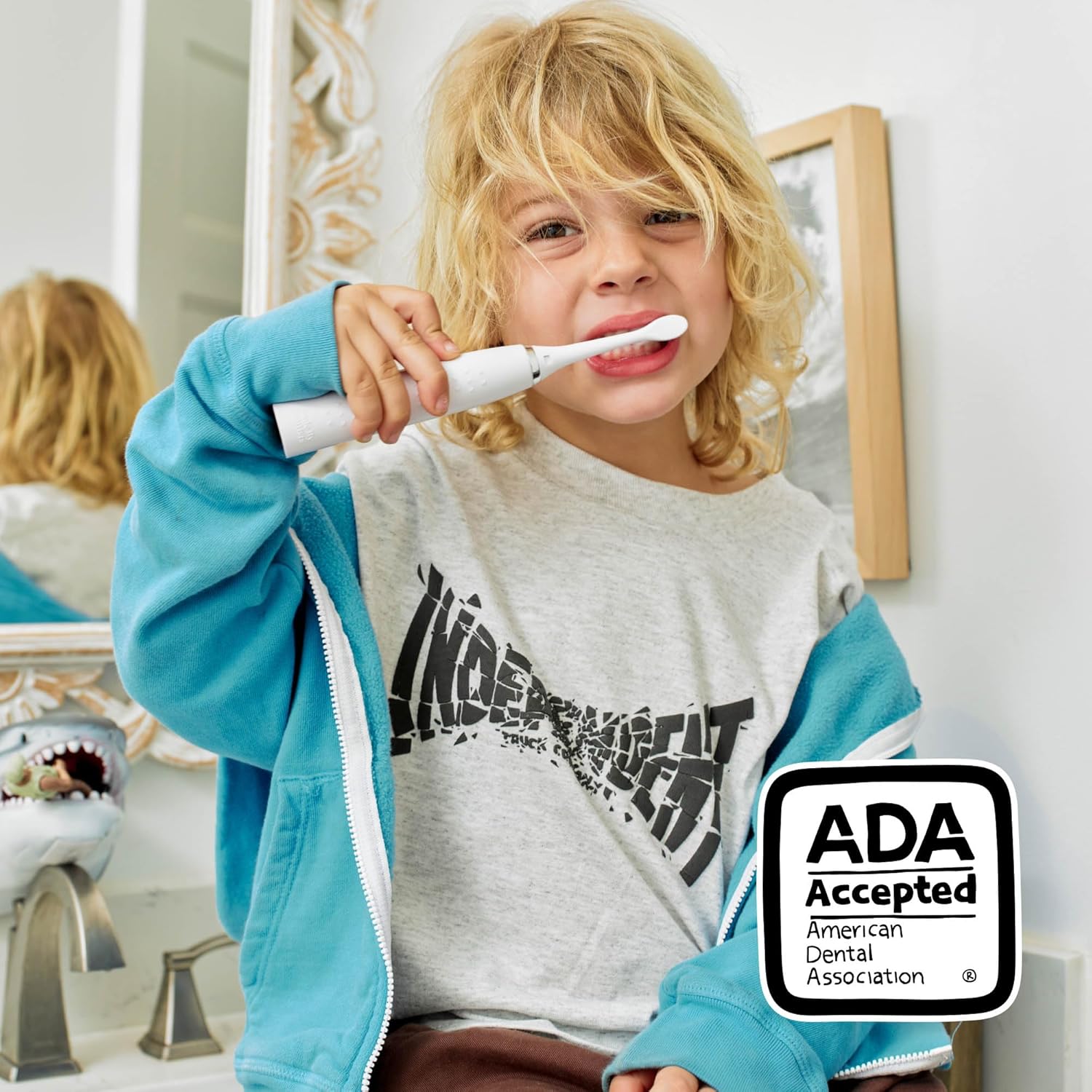 Detalle de Made by Dentists Kids Electric Toothbrush – Shark Edition (2+) with 6 Replacement Heads