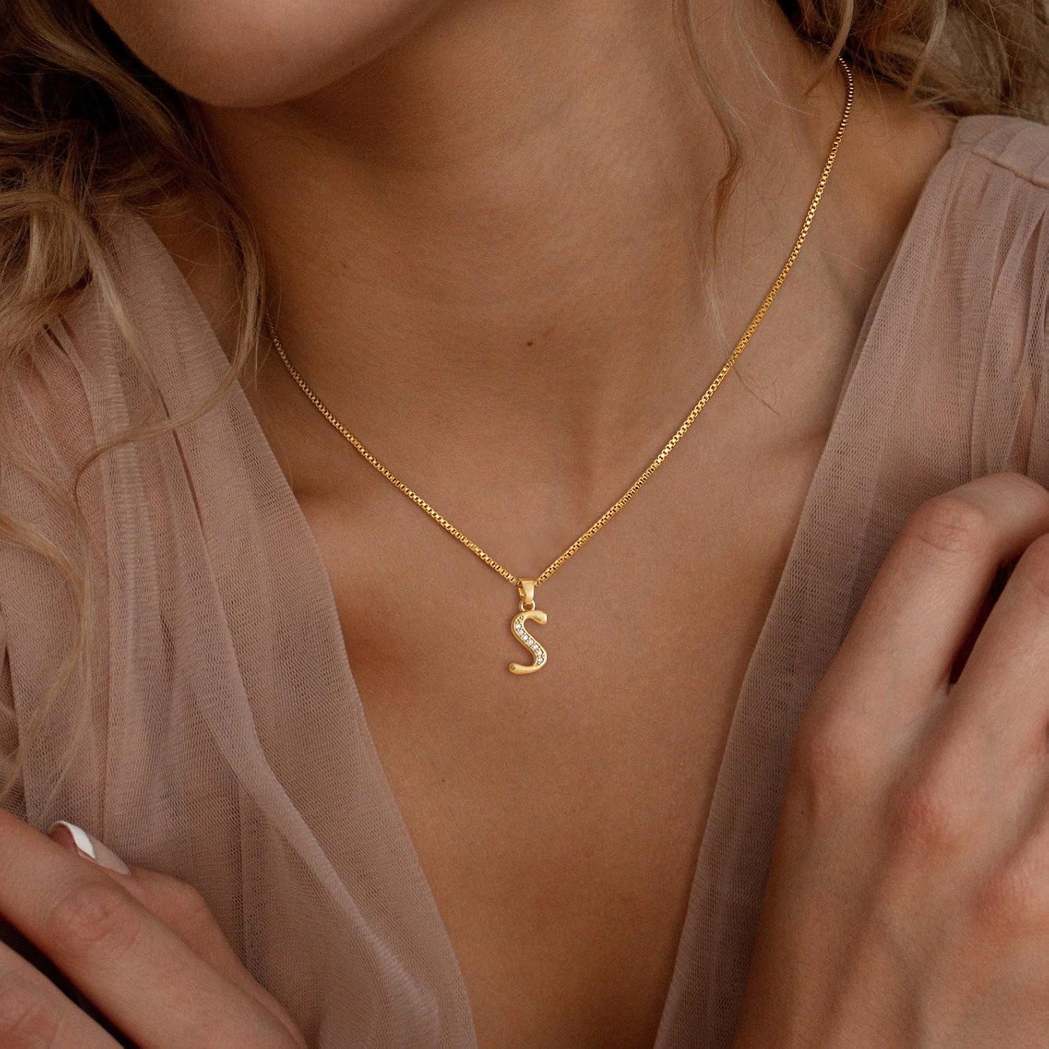 Detalle 2 de Fglqfam Initial Necklace, 14K Gold-Plated
