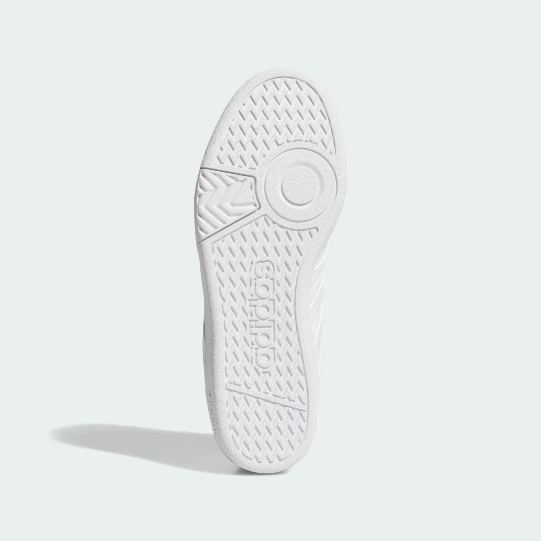 Detalle de Adidas Hoops 4.0: zapatilla clásica en blanco para un estilo urbano