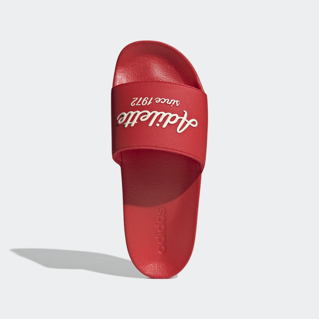 Detalle 2 de Adilette Shower de Adidas: chancla roja versátil para ducha y uso diario