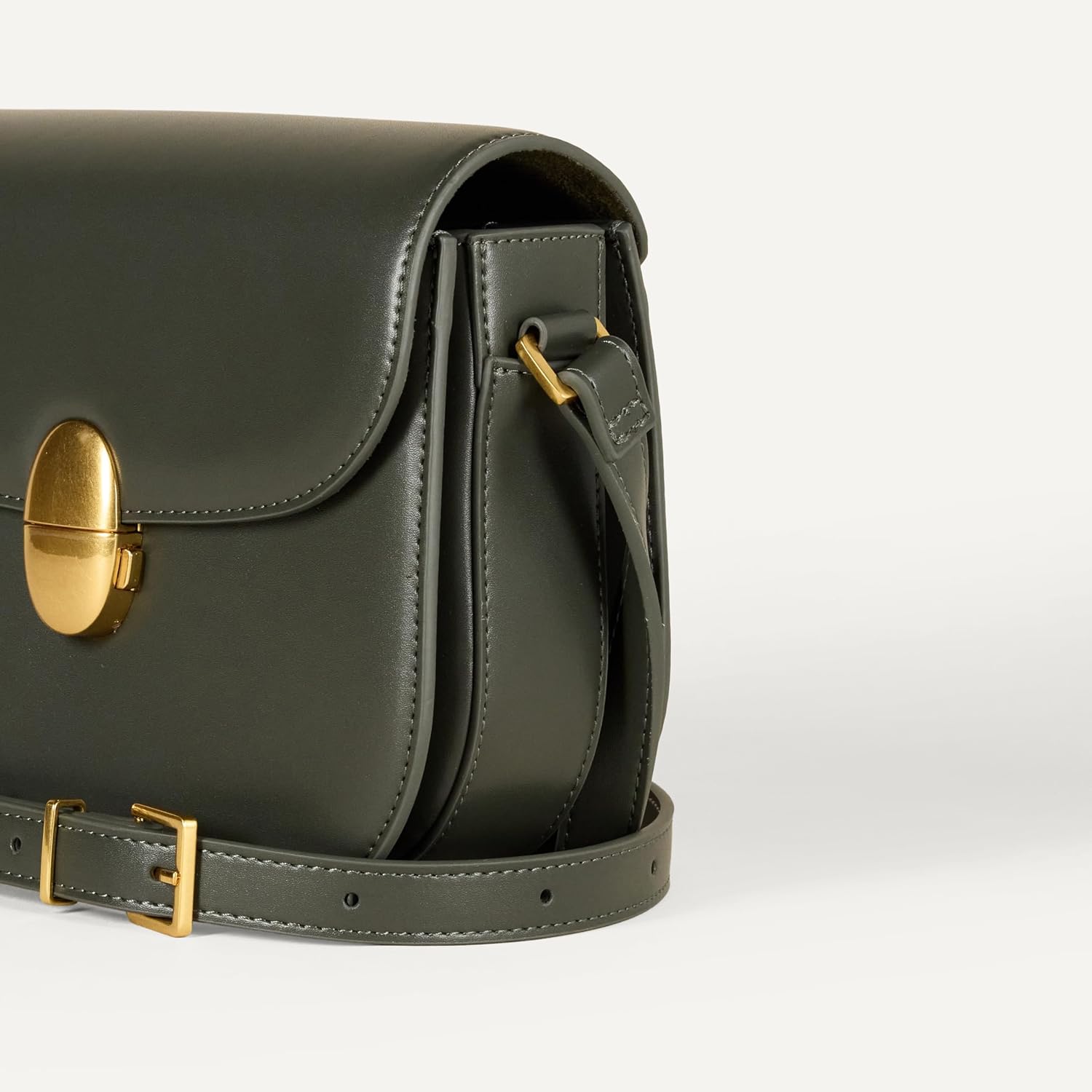 Detalle 2 de Vegan leather crossbody flap bag
