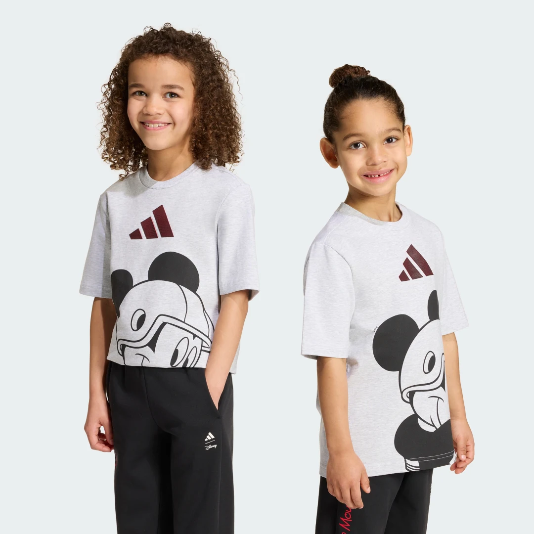 Detalle de Camiseta AdidAS Disney Mickey Mouse Gris – estilo urbano y comodidad