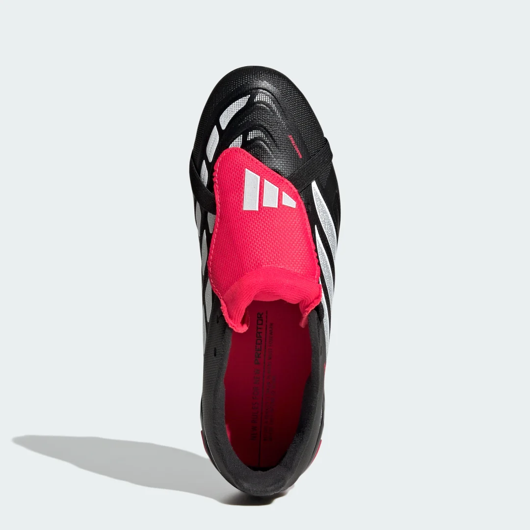 Detalle de Bota de fútbol Adidas Predator League con lengüeta plegable para césped natural seco