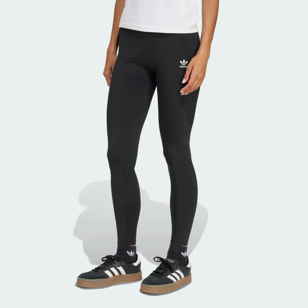 Detalle de Mallas Essentials Adidas en Negro: comodidad y versatilidad para tu entrenamiento diario