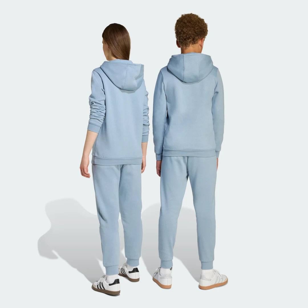 Detalle de Pantalón azul de Adidas – versión neutra para uso diario