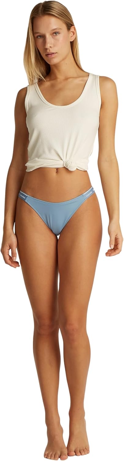 Detalle de Calvin Klein Damen Bikinihose Curved Delta mit Logobund – komfortabel, vielseitig und nachhaltig
