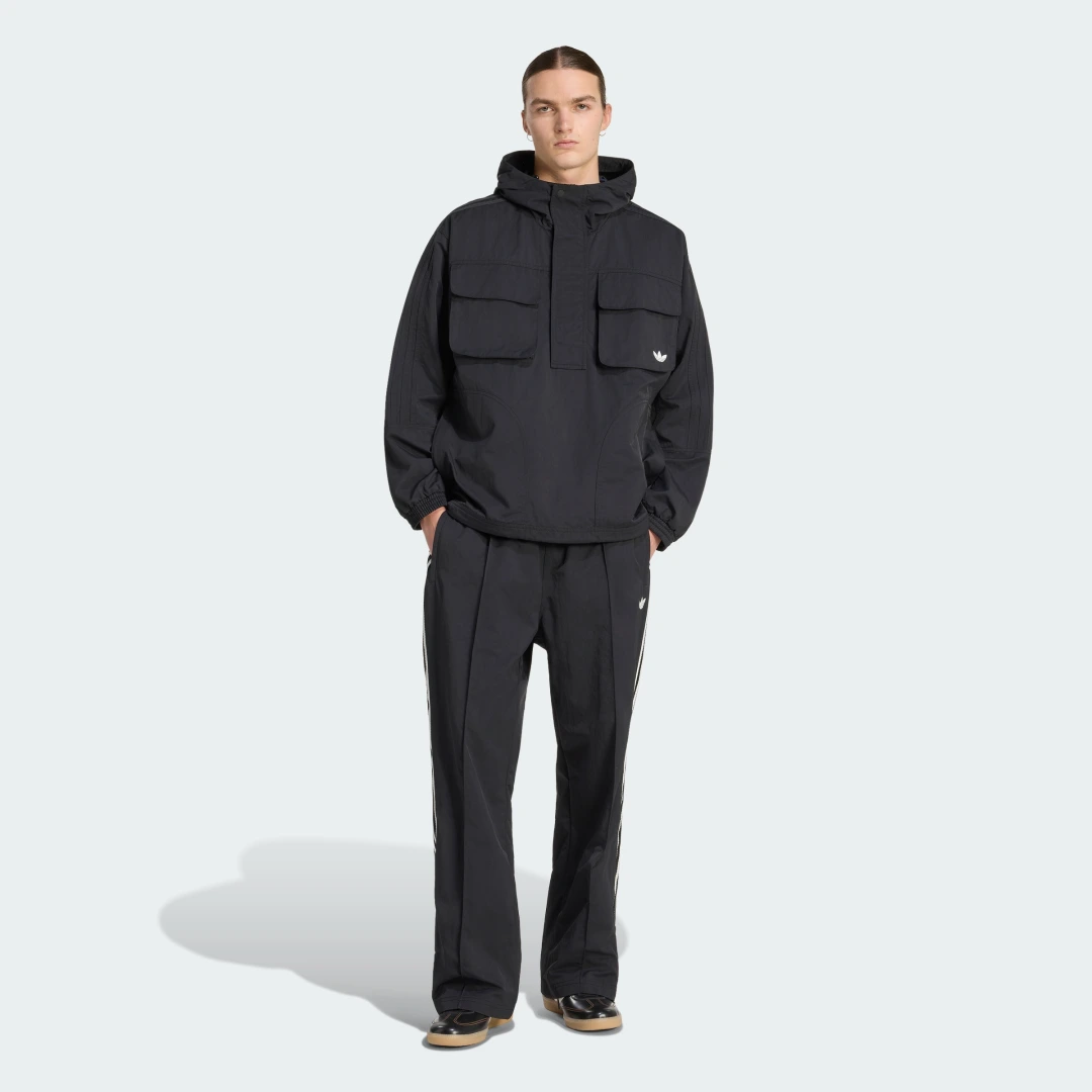 Detalle de Pantalón BritCore de Adidas – Negro