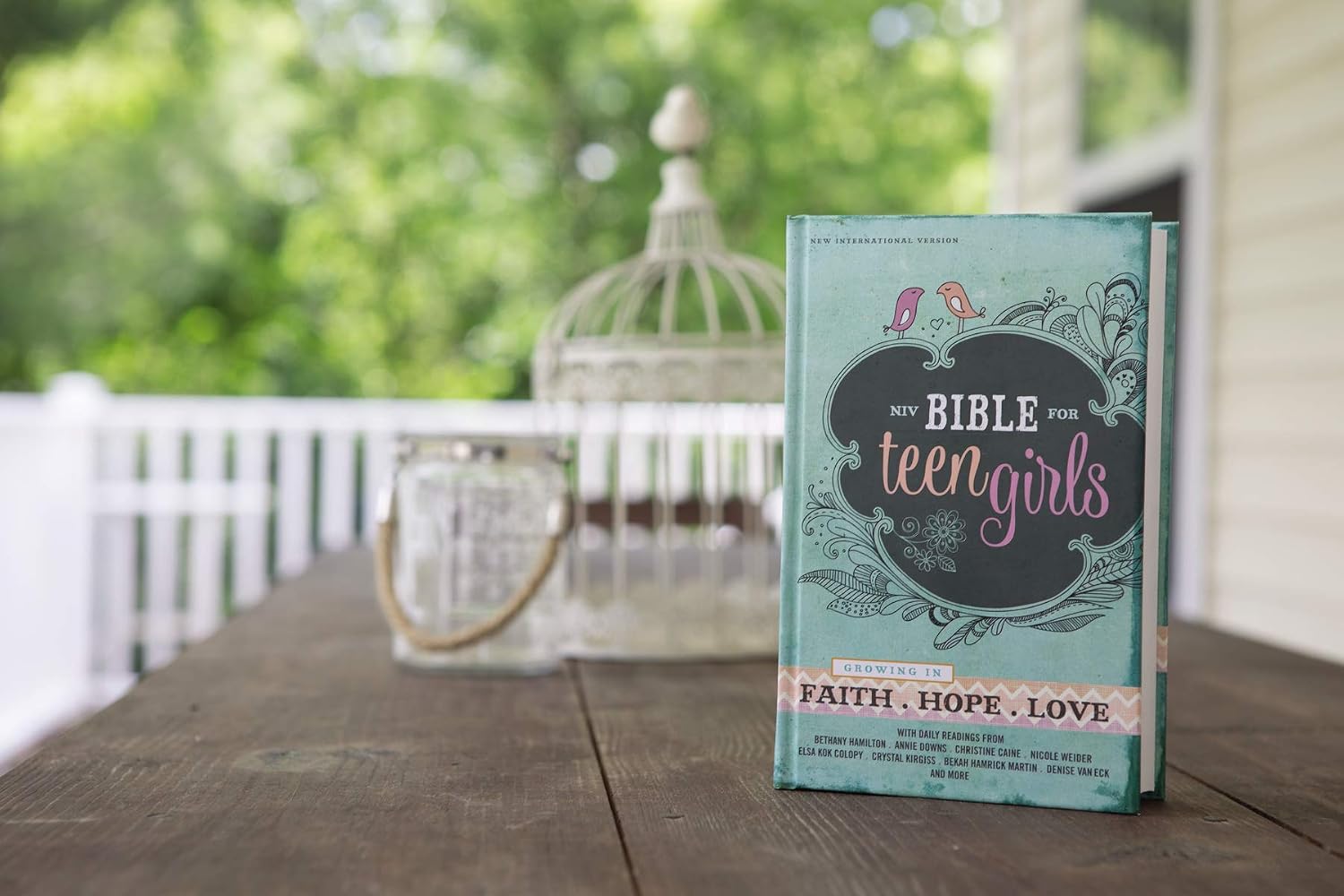 Detalle 2 de Zondervan NIV Bible for Teen Girls, Hardcover with Daily Readings and Life Advice