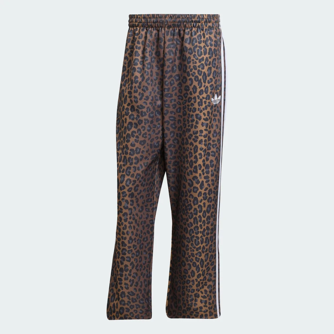Detalle 2 de Pantalón holgado con estampado de leopardo Firebird de adidas (marrón)