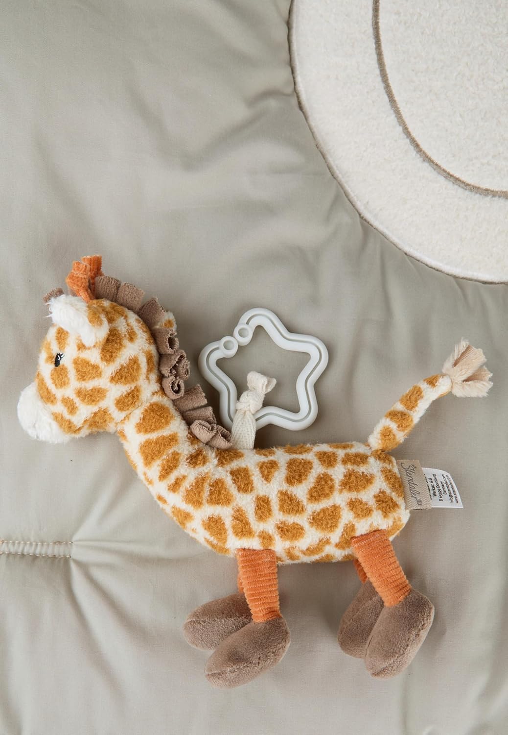 Thumbnail 2 de Sterntaler Spielbogen Giraffe Kaya – Spieldecke mit weicher Liegefläche, Spiegel, Rassel, Knisterpapier & Quietsche, steingrau
