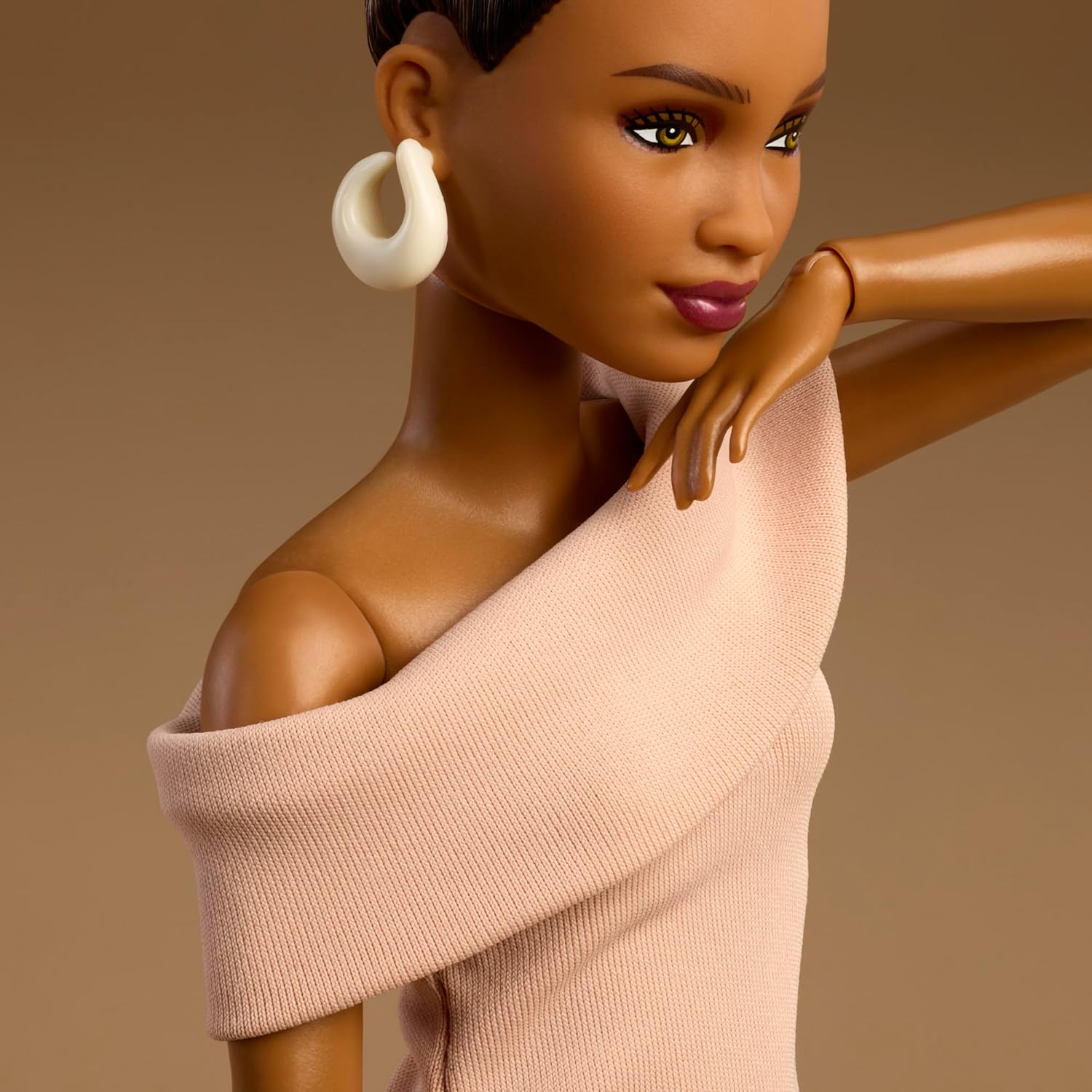 Thumbnail 3 de Barbie Basics Model 08 Sammler-Modepuppe mit Hochsteckfrisur und Made-to-Move Körper (JJX27)