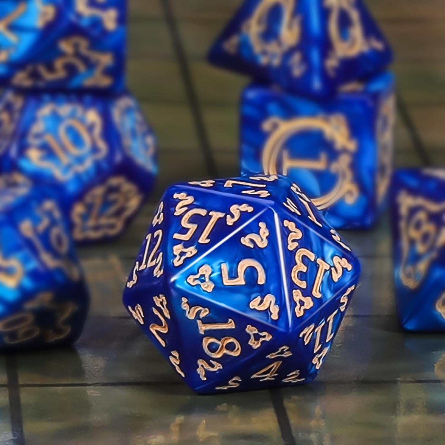 Detalle de Set di dadi poliedrici QMAY da gioco da tavolo (7 pezzi): D20, D12, D10, D8, D6, D4 con motivo drago blu