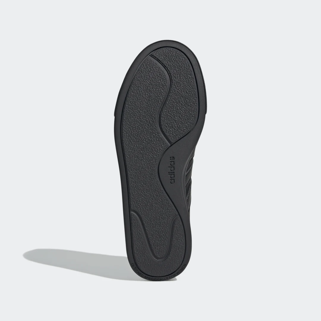Detalle de Zapatilla Court Platform de Adidas: equilibrio entre estilo y comodidad en negro