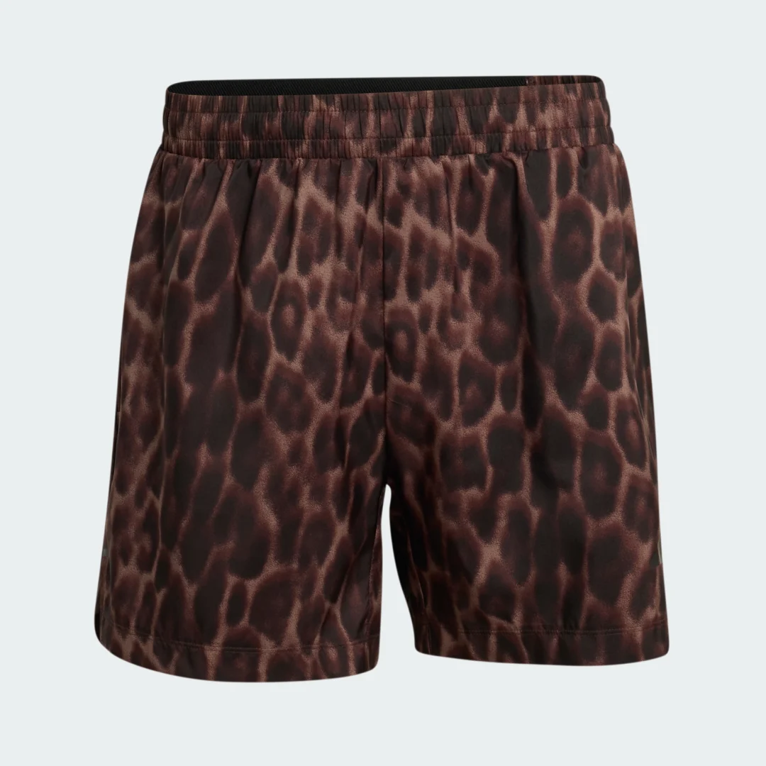 Detalle 2 de Pantalón corto con estampado integral D4T PrimeLift de Adidas – Marrón