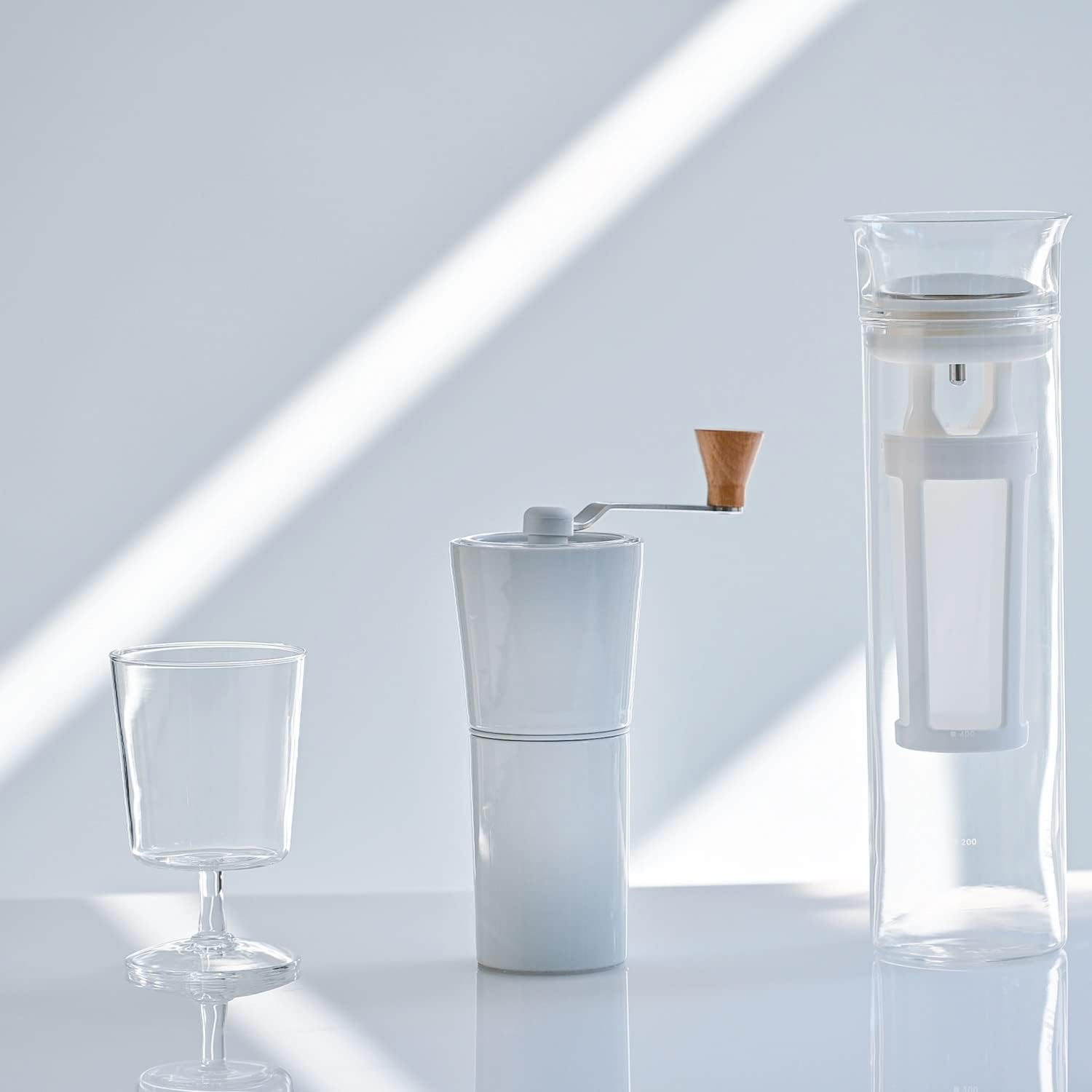 Detalle de HARIO S-CCG-2-W 手挽きコーヒーミル 有田焼の磁器製カバー・粉受け、セラミック臼
