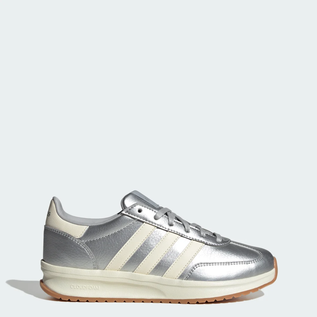 Detalle de Adidas Zapatilla RUN 70S 2.0 Plateado — estampa clásica y confort en tu entrenamiento