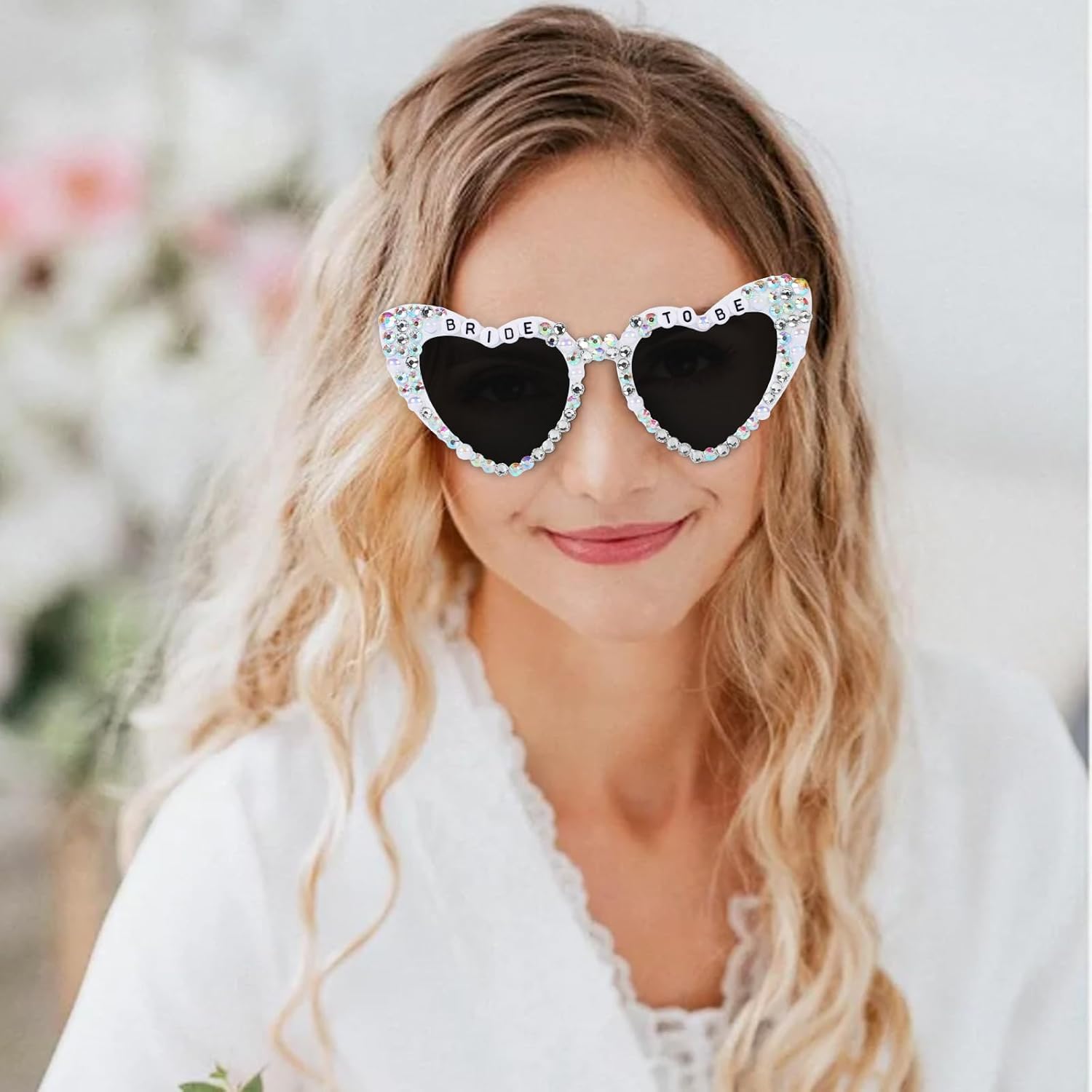 Thumbnail 3 de Etercycle Heart Sunglasses – Bride to Be Gift, Bachelorette Party Style