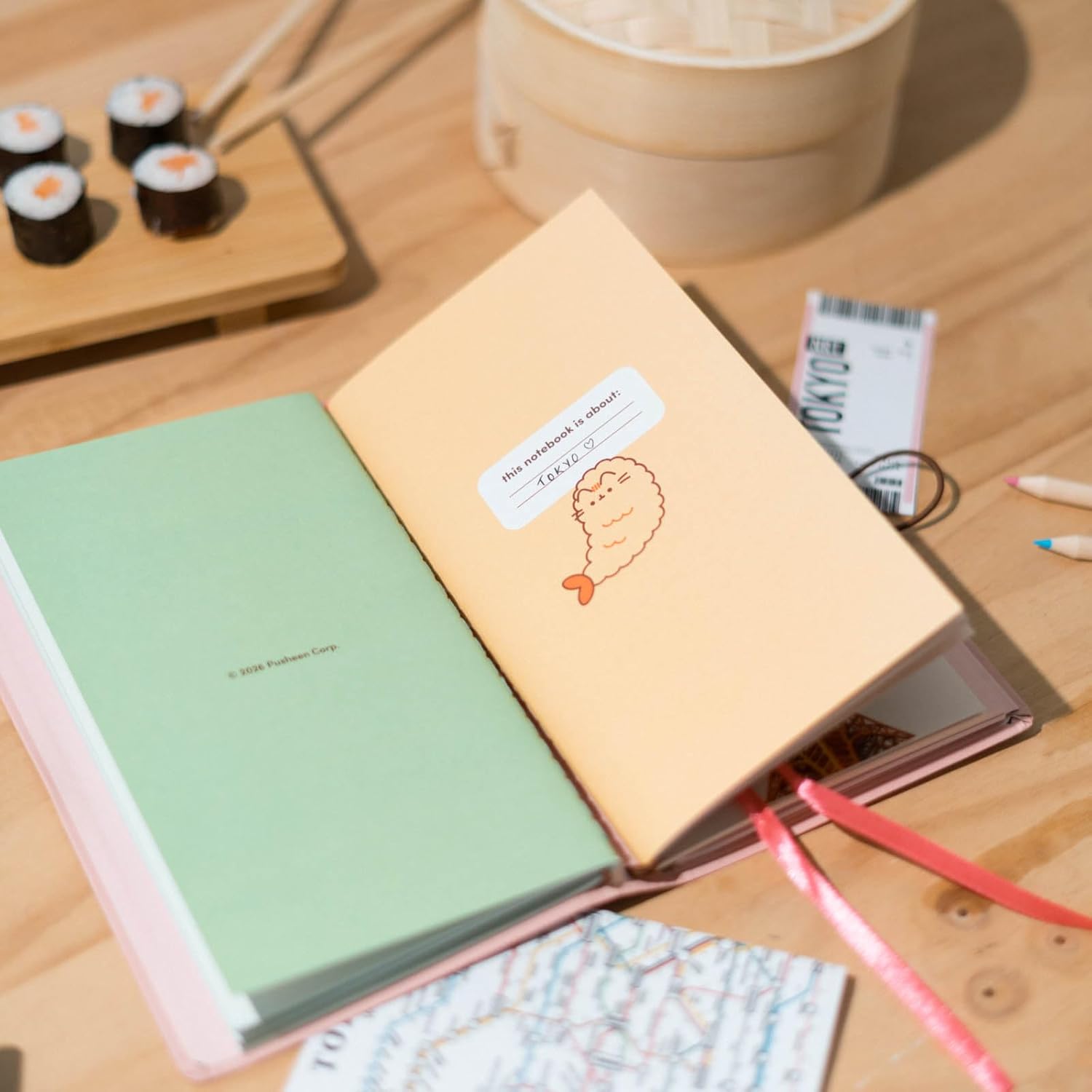 Detalle 2 de Grupo Erik - Ensemble Carnet de Voyage Pusheen Sushi Roll: carnet 3 carnets rechargeables pour écrire, dessiner et voyager