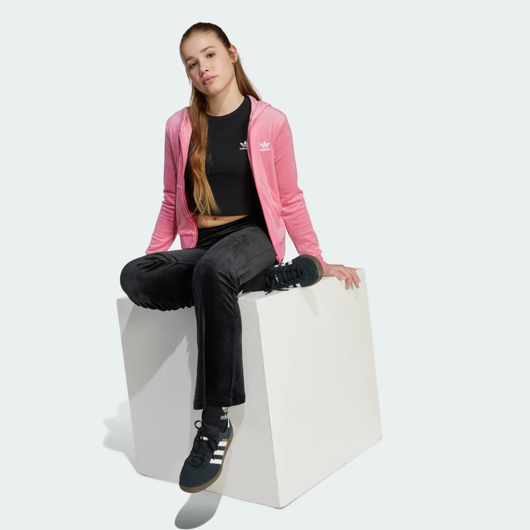 Detalle de Pantalón de terciopelo Adidas negro: confort diario con estilo
