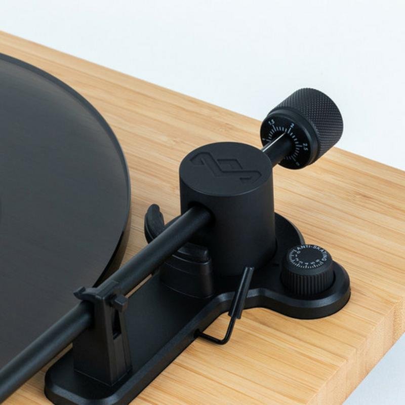Detalle de The House Of Marley EM-JT010-SB: tornamesa con Bluetooth 5.3 y base de madera y vidrio