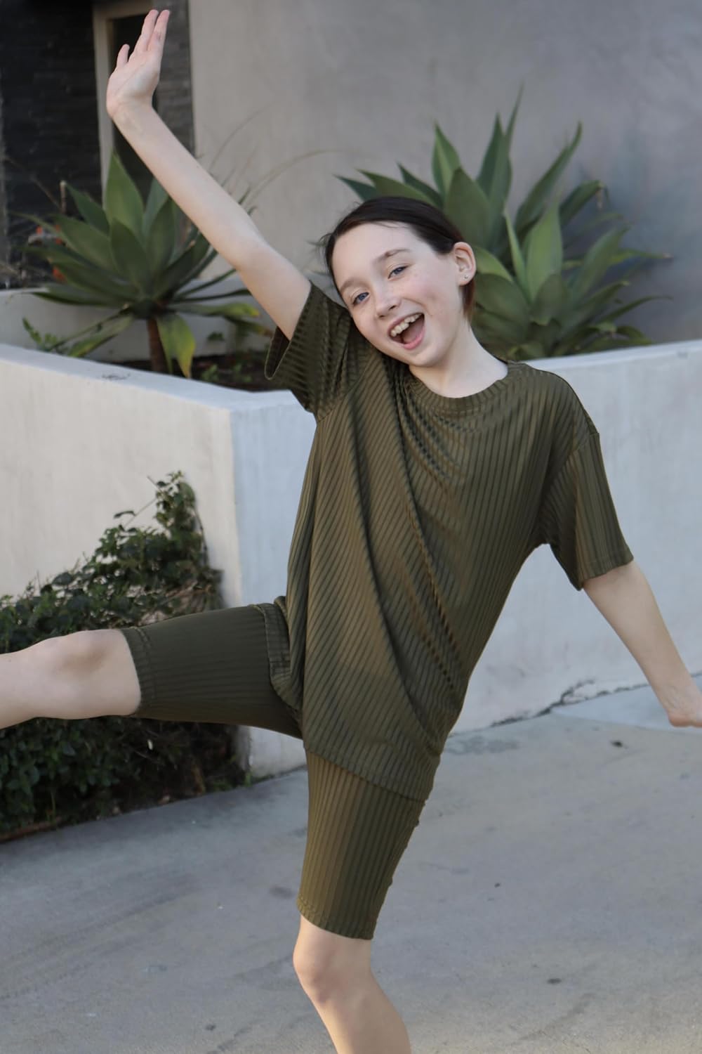 Detalle de Ensemble fille 2 pièces Arshiner été 5–13 ans : T-shirt col rond et short cycliste