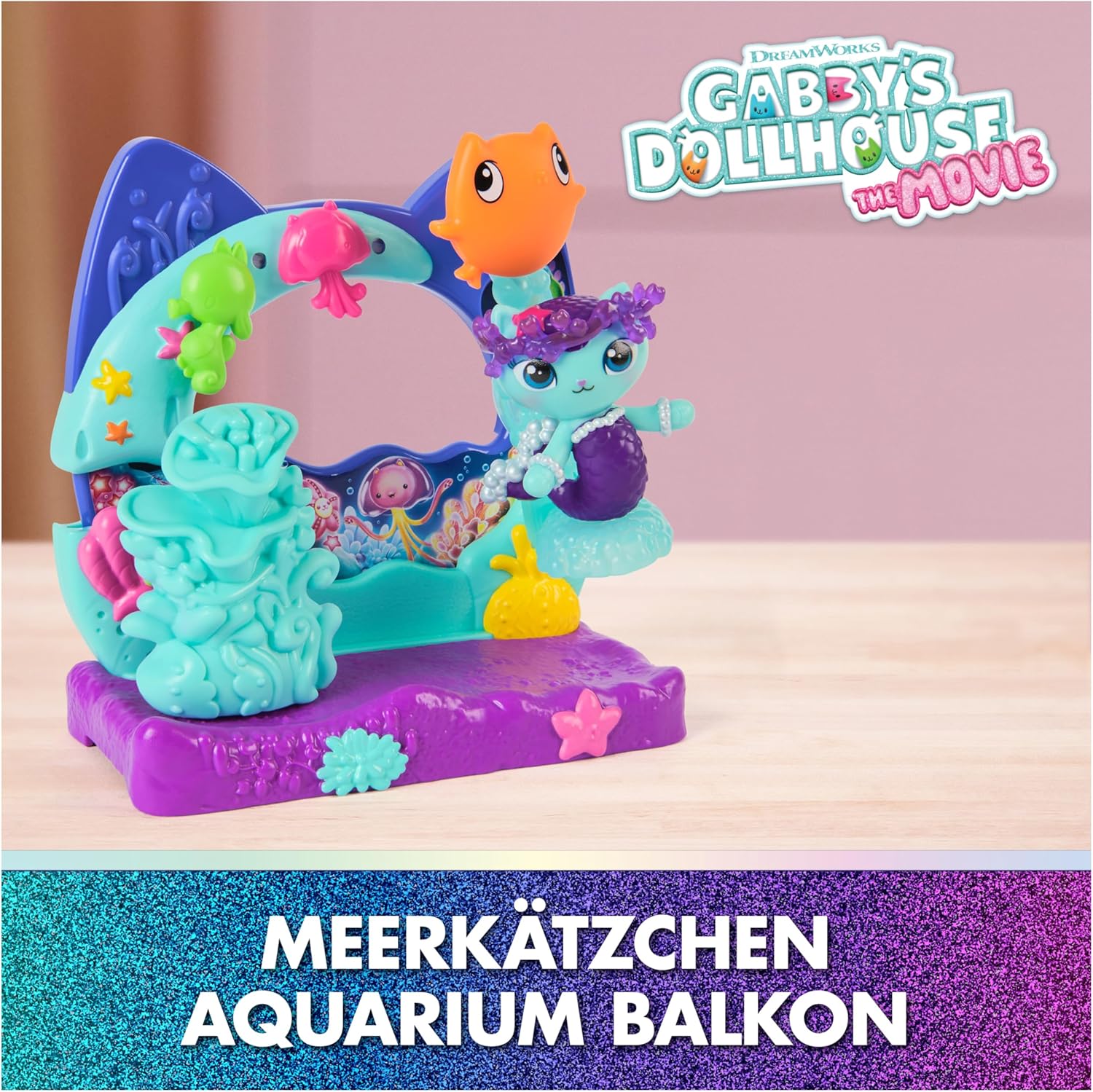 Detalle 2 de DREAMWORKS GABBY’S DOLLHOUSE: Der Film – Balkon-Spielset „Merkätzchens Aquarium“ (7-teilig)