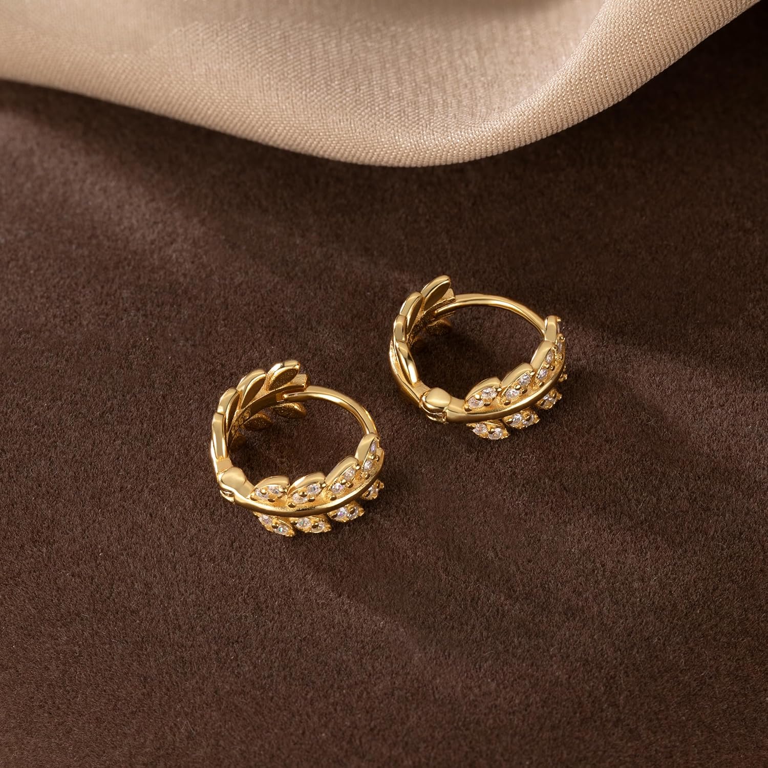 Detalle de SLUYNZ Sterling Silver CZ Leaf Hoop Earrings for Women – Olive Leaf Dainty Huggie
