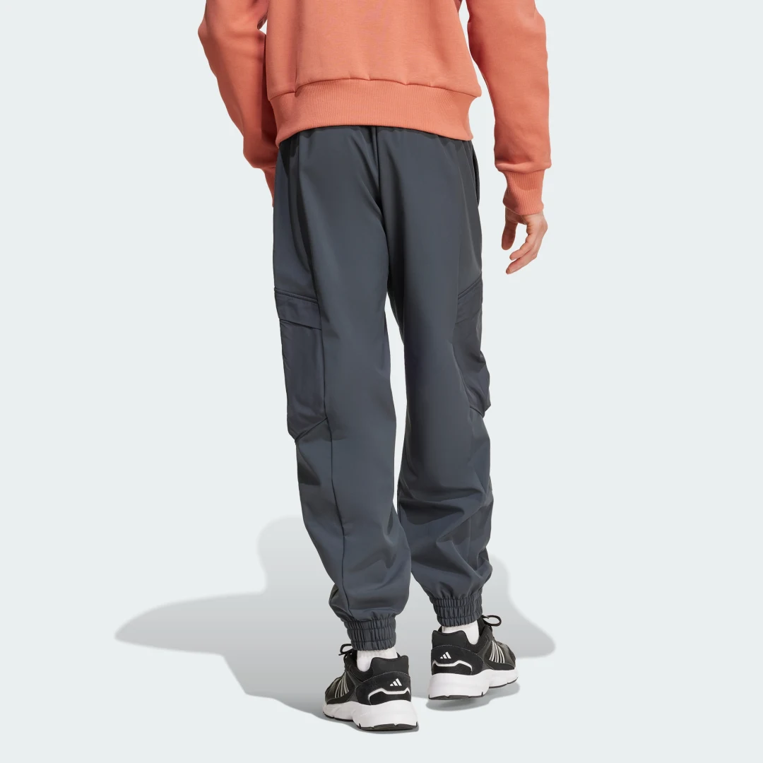 Detalle 2 de Pantalón FC Bayern Seasonal Cargo de Adidas – Gris