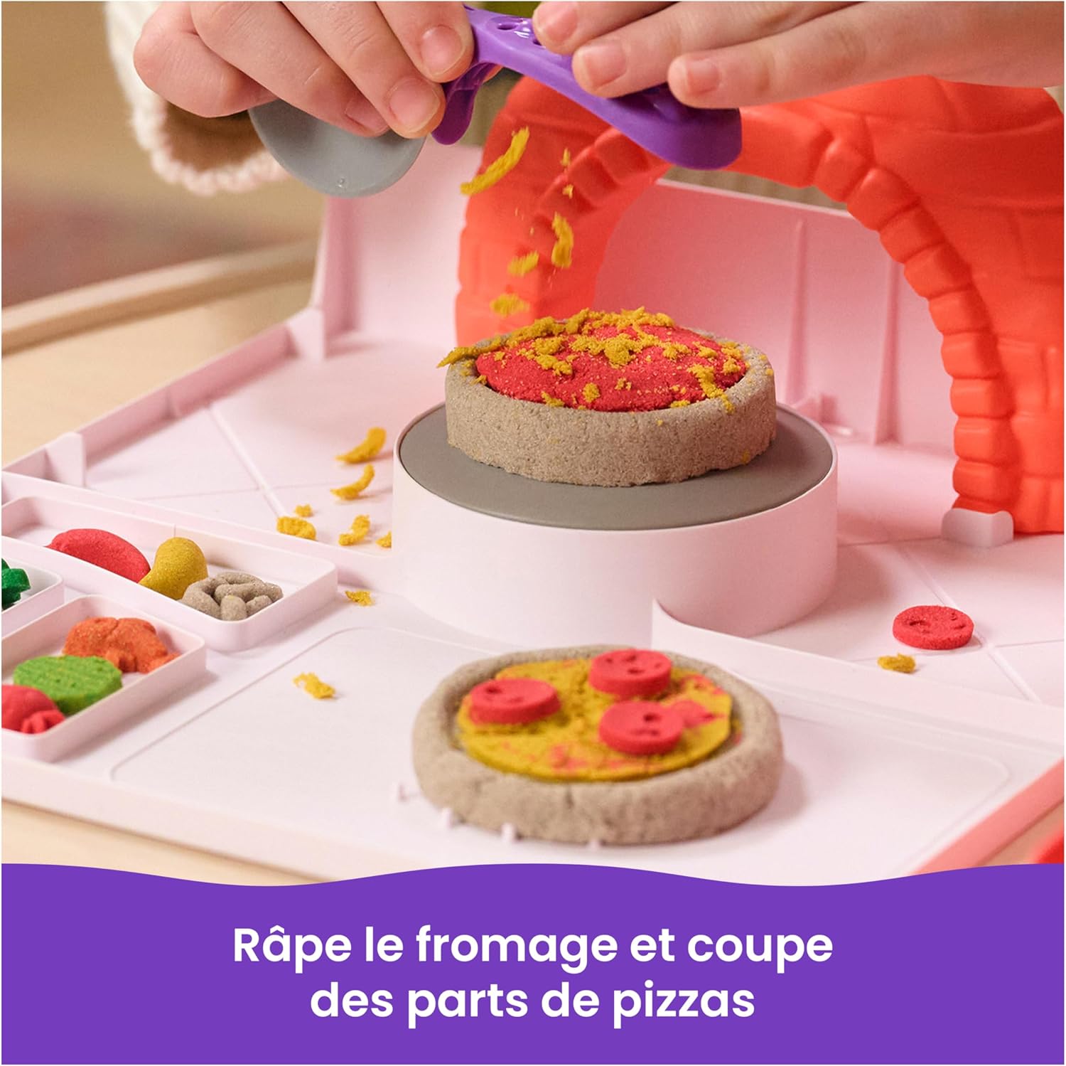 Detalle 2 de Kinetic Sand Sable Magique « Atelier À Pizza Magique » 453 g + 2 accessoires