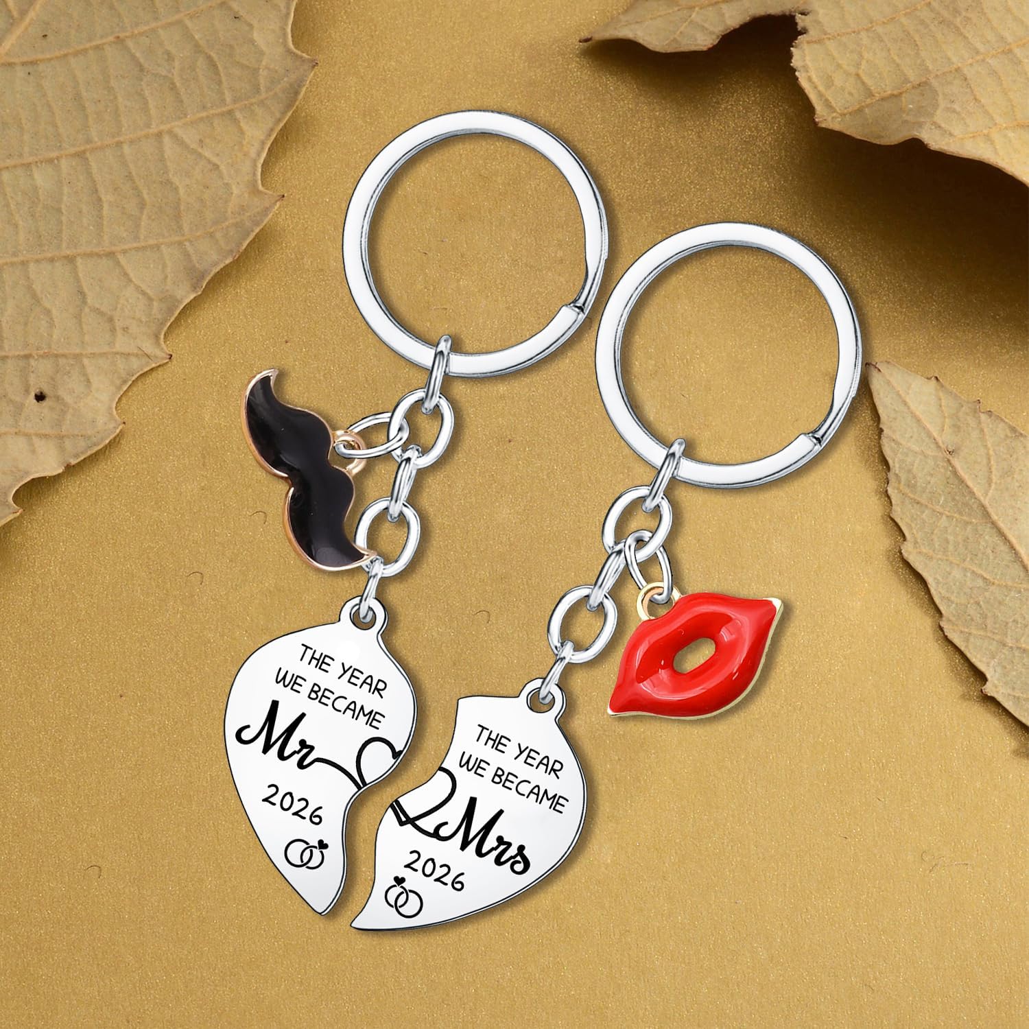 Detalle 2 de Waeceip 2Pcs Couples Matching Keyrings – The Year We Became Mr & Mrs 2026