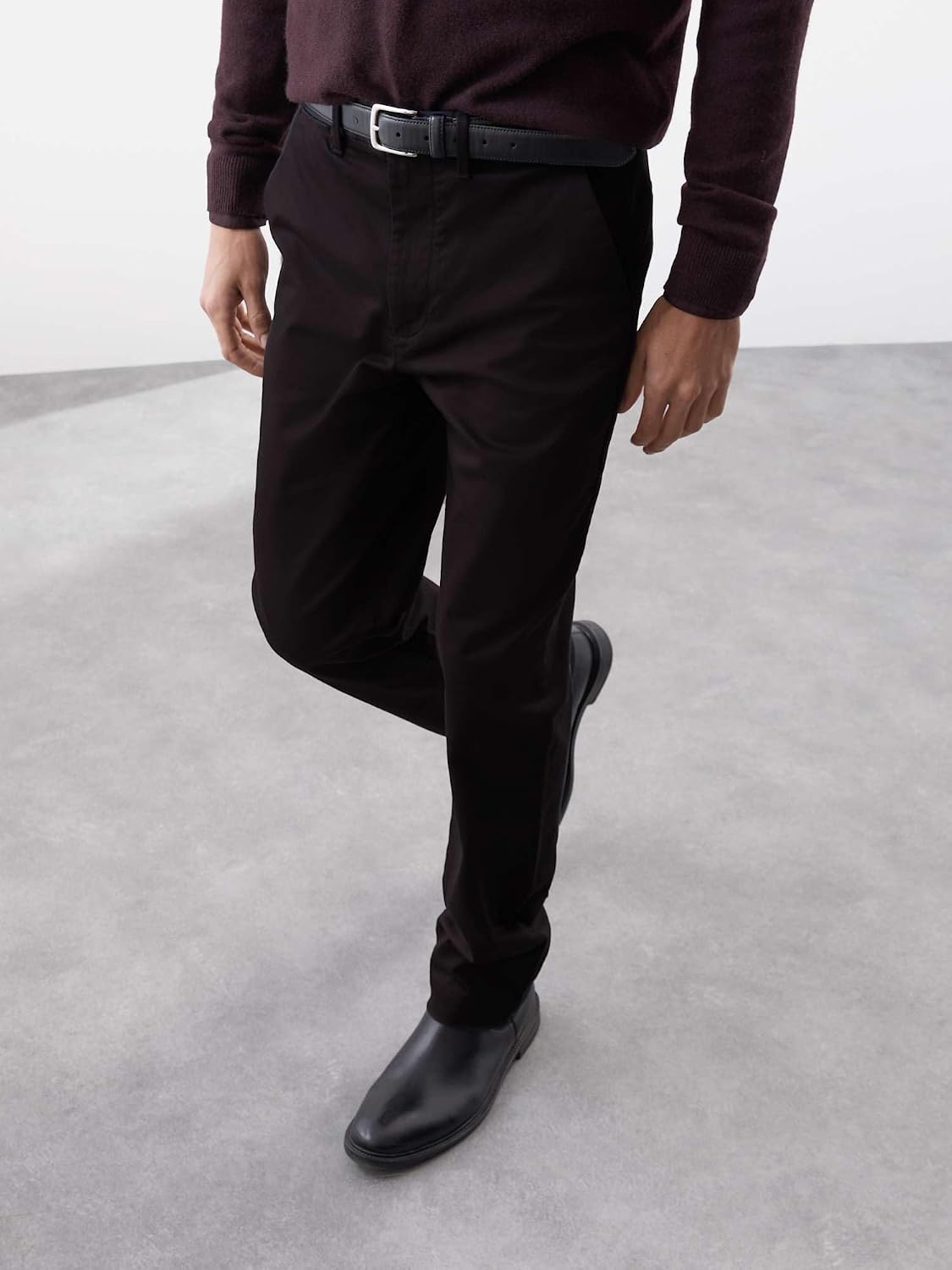 Detalle 2 de Marks & Spencer Italiaanse chino voor heren, standaard pasvorm en katoenrijke stof