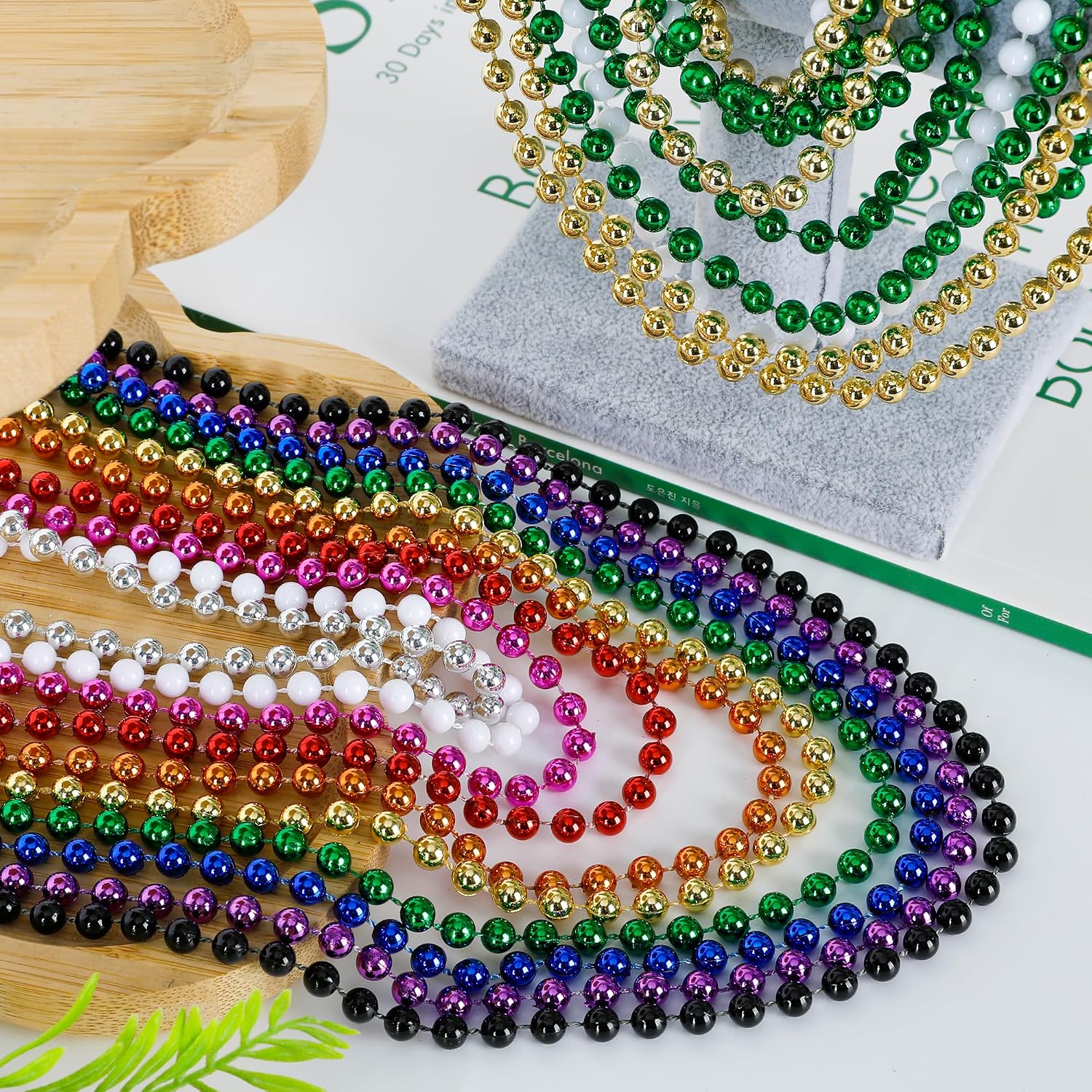 Detalle de EOBOH 100PCS Mardi Gras Beads: Colorful 33" Beads Necklace Party Favors