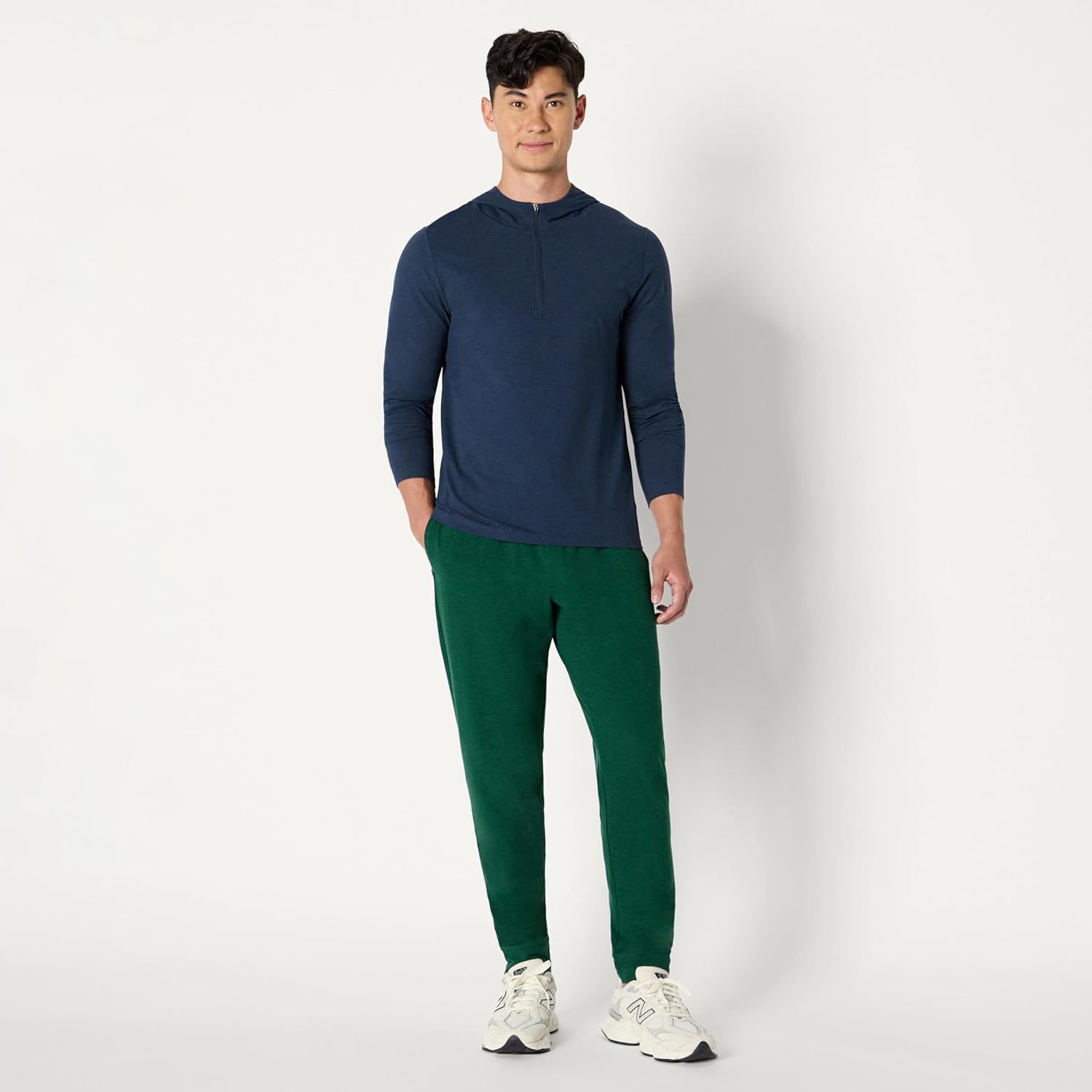 Thumbnail 4 de Amazon Essentials Men’s Athletic Soft Performance Lightweight Quarter-Zip Hoodie
