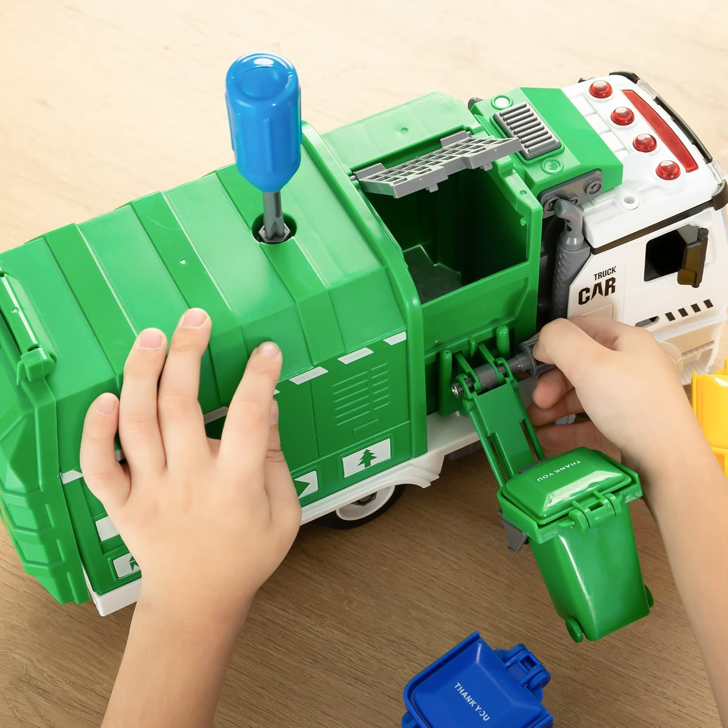 Thumbnail 6 de JOYIN Jumbo Müllauto Spielzeug Müllwagen mit Licht & Sounds, 3 Sortiermülleimern und Schraubendreher (ab 3 Jahren)