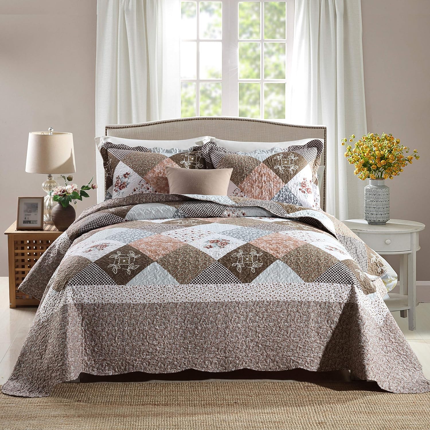Detalle de Travan 3-Piece Queen Quilt Set with Shams: Oversized, Reversible Microfiber Comfort