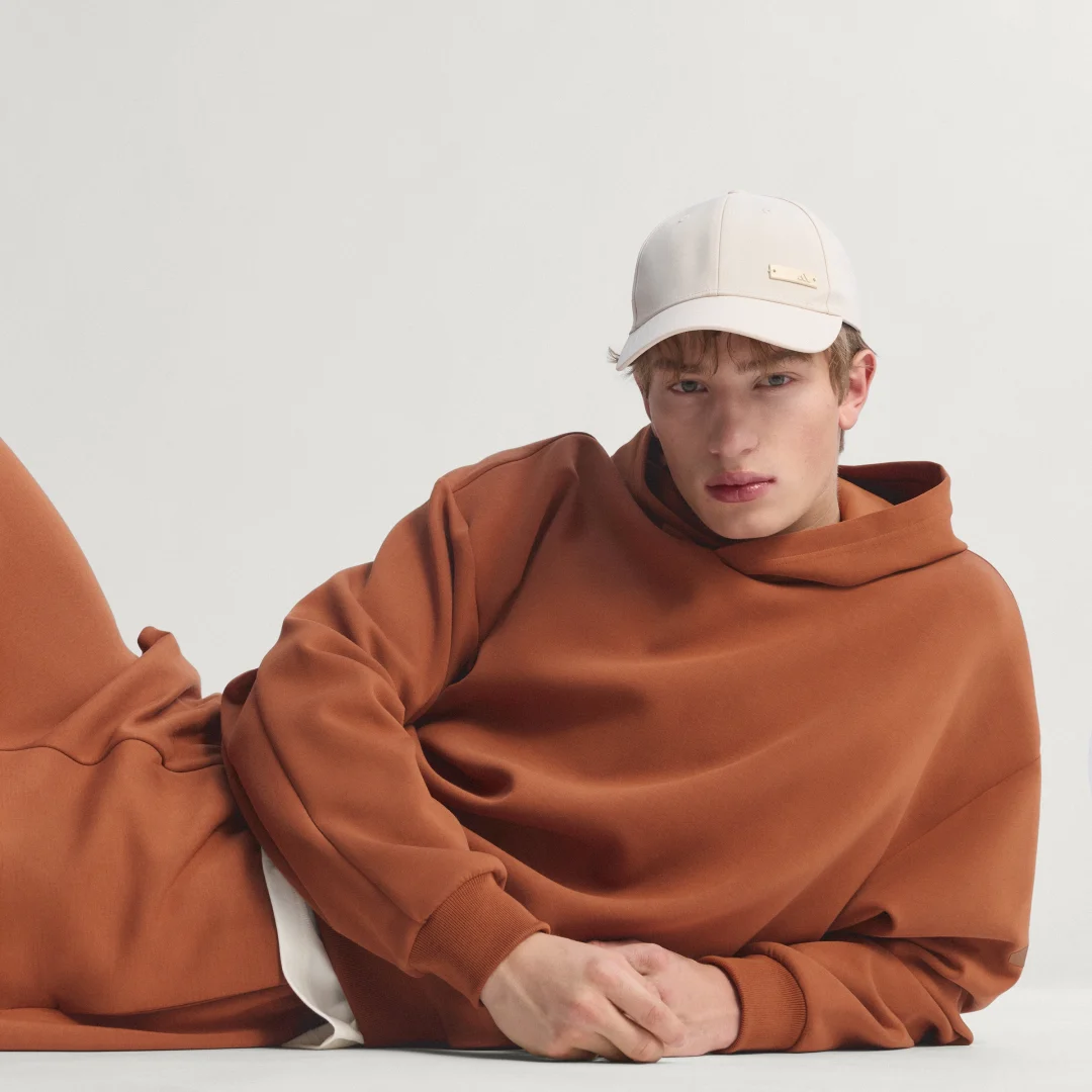 Detalle de Sudadera con capucha Soft Lux de Adidas — color Marrón
